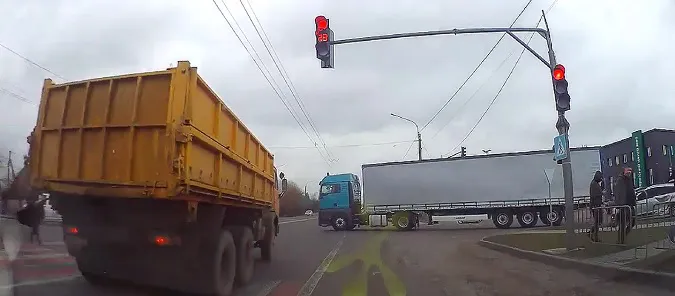 Під Луцьком самоскид ледь не протаранив фуру (відео)