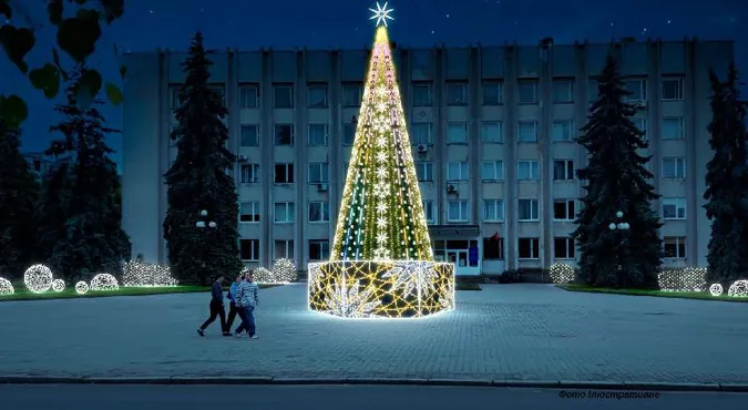 Штучна і на новому місці: у Ковелі готуються до встановлення новорічної ялинки (фото)