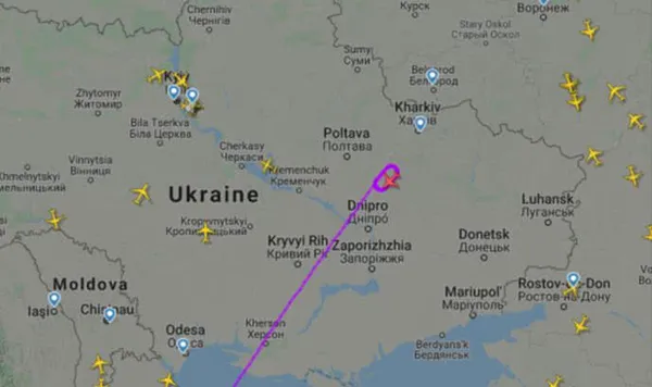 Літак з українцями з Китаю кружляє над Харковом, люди на землі протестують (оновлено)