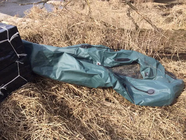 На гумовому човні через Західний Буг намагалися перевезти 24 ящиків курива (фото)