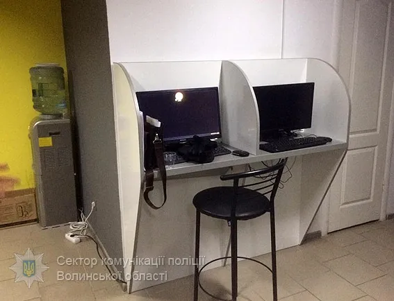 Під виглядом букмекерської контори  у Луцьку працювало казино (фото)