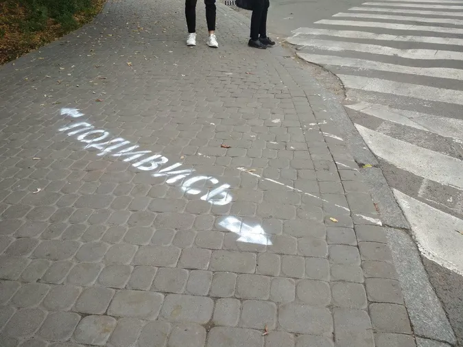 У Луцьку пішоходів з тротуарів закликатимуть бути уважними на переходах (фото)