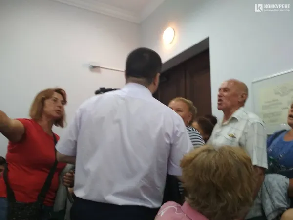 У Луцькраді підприємці з ринку «Привіз» змушують депутатів працювати (фото, відео)