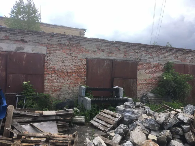 Поліція орендує у Луцькради закинуті гаражі (фото)