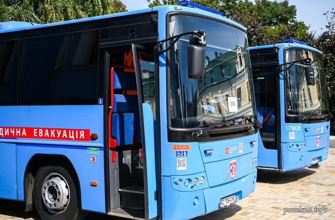 Епіфаній освятив автобуси для евакуації поранених, які придбали волиняни (фото)