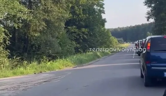 На виїзді зі Світязя утворився затор завдовжки десять кілометрів (відео)