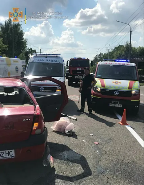 Людей вирізали з авто: біля Луцька сталась ДТП, постраждало 6 дорослих та дитина (фото)