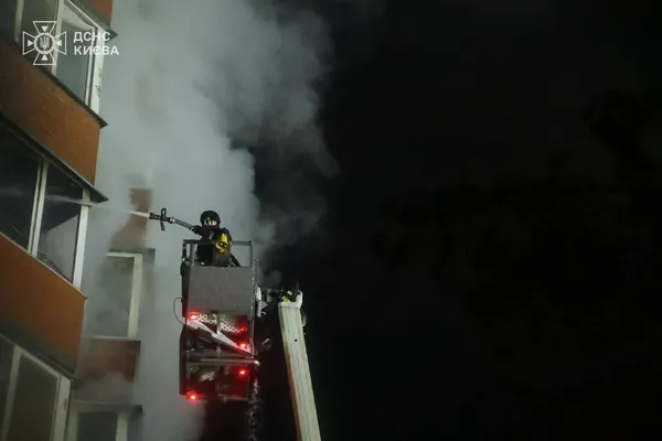 Двоє загиблих та п’ятеро постраждалих: у Києві влучання в житловий будинок, пошкоджено лікарню і гуртожиток