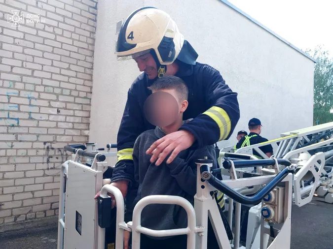 У Ковелі школяр застряг на даху будинку: викликали рятувальників (фото)