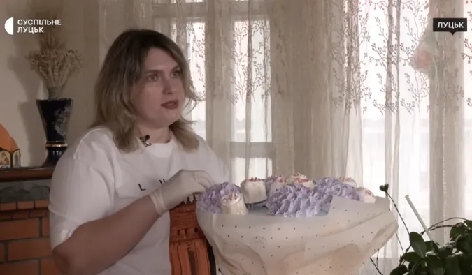 Створила понад тисячу букетів: майстриня з Луцька робить квіти із зефіру (відео)