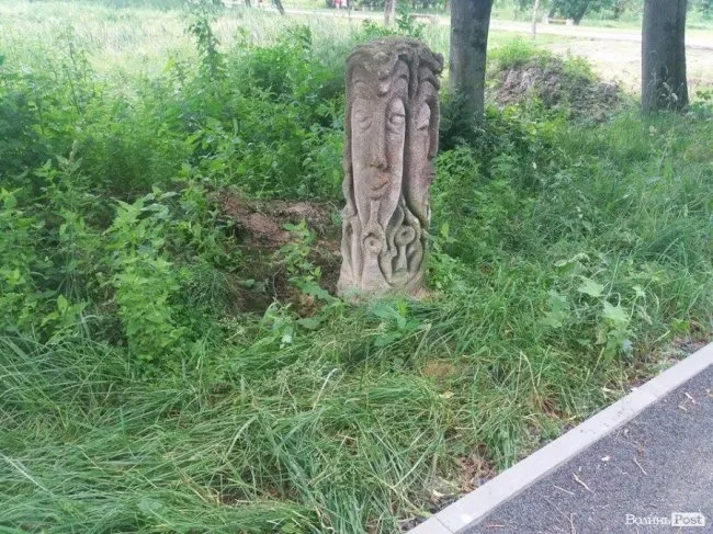«Алея казок» у луцькому парку заросла травою