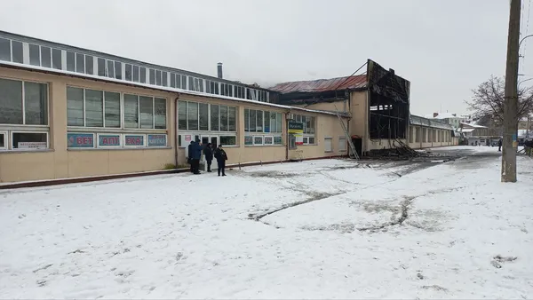 Підприємці мовчать: що коїться навколо згорілого павільйону Центрального ринку (фото)
