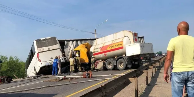 У росії автобус з призовниками врізався у вантажівку