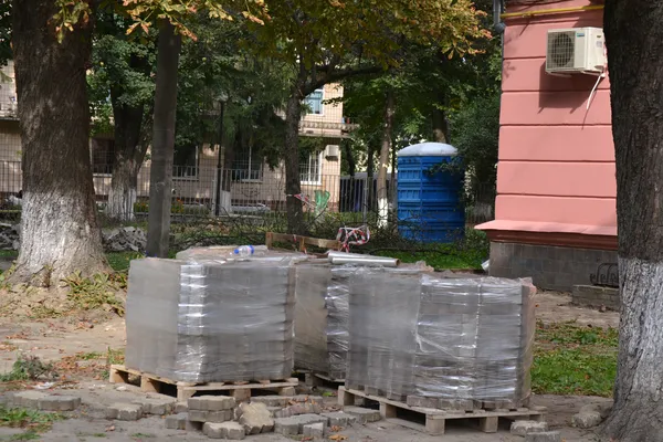 Поблизу луцького ЦУМу облаштовують сквер