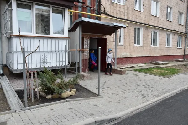 Як у Луцьку ремонтують прибудинкові території (фото)