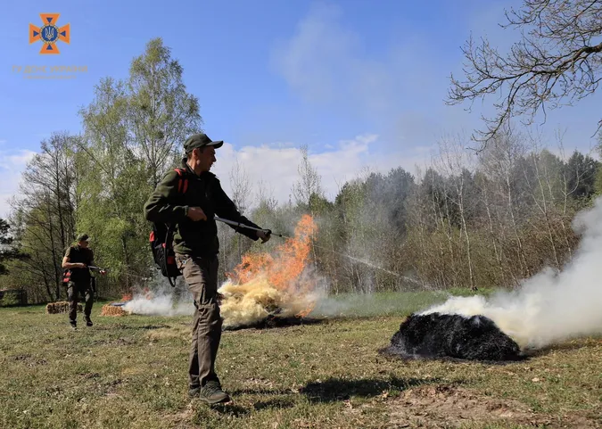На Волині лісівники і рятувальники «приборкували» вогонь у лісі (фото)