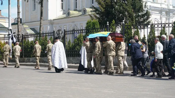 Сльози мужніх: Луцьк на колінах проводжав молодого Героя (фото, відео)