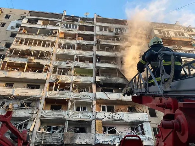 Нічний обстріл Києва: горів будинок на Подолі
