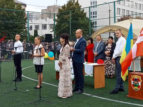 Веселі і сумні: святкування першого дзвоника у луцькій школі №9 (фото)