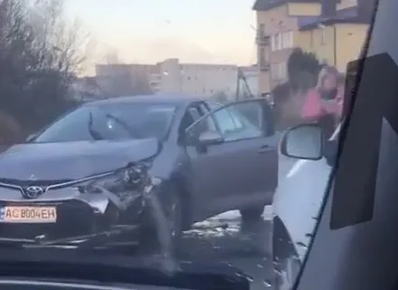 У Луцьку на проспекті Відродження таксі в'їхало в «тойоту» (відео)