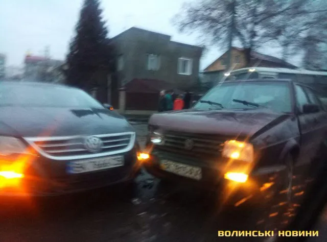 Аварія у Луцьку: не розминулися автобус і три іномарки (фото)