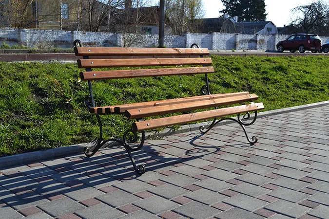 Янгол, лавки і пісочниці: у Луцьку департамент ЖКГ «спихнув» елементи благоустрою
