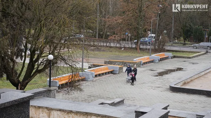 Мокрий луцький парк, або Як алеї тонуть у воді (фото)