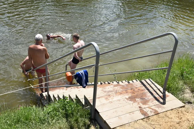 Про небезпеку води на луцьких пляжах інформують прапорці 