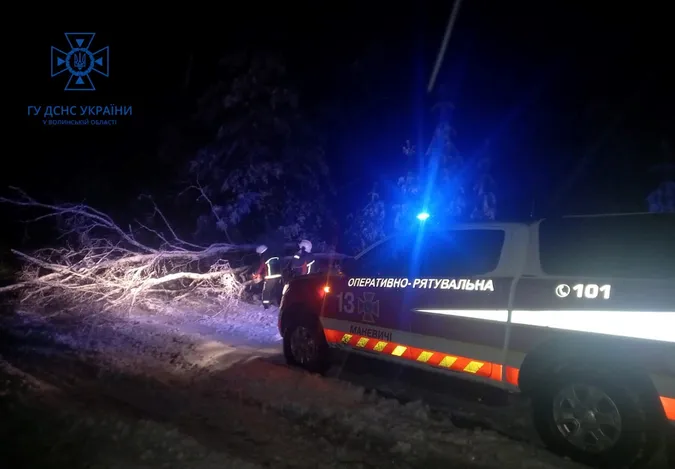 Волинські рятувальники 26 разів виїжджали на ліквідацію наслідків негоди (фото, відео)
