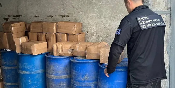 У Луцьку в гаражі знайшли тонни спирту та сотні літрів «лівого» алкоголю (фото)