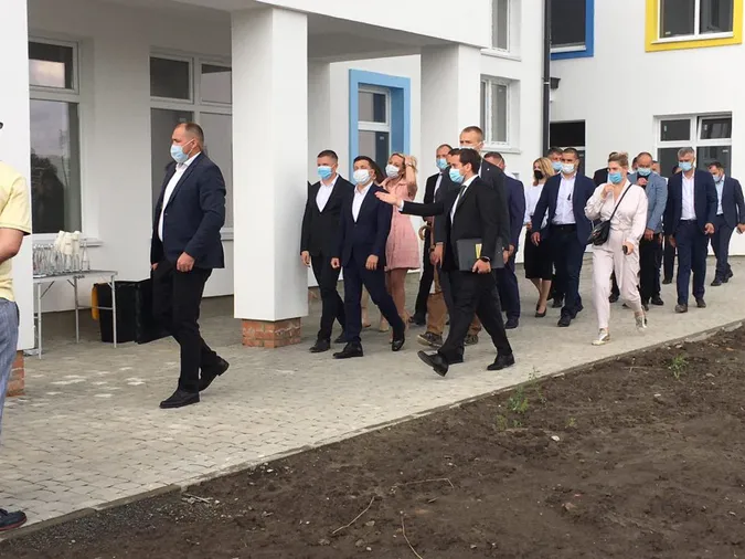 У Крупі зустріли Зеленського (фото, пряма трансляція)