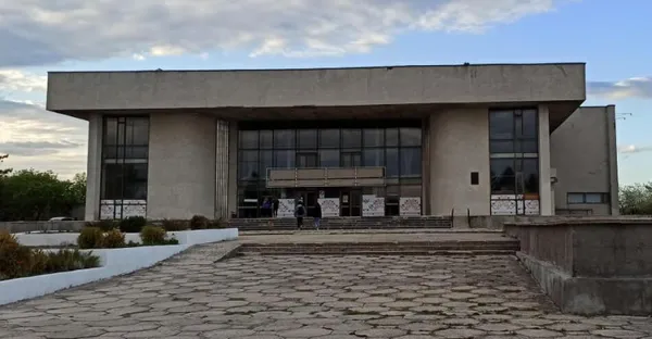 Концерт під парасолькою: у Ковелі під час виступу хору «Гомін» зі стелі потекла вода