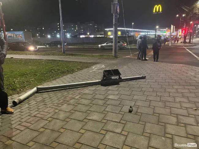 У Луцьку на Соборності авто врізалося у дерево (фото)