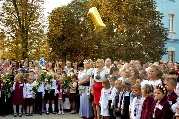Як у луцькій школі № 1 зустріли першокласників (фото)
