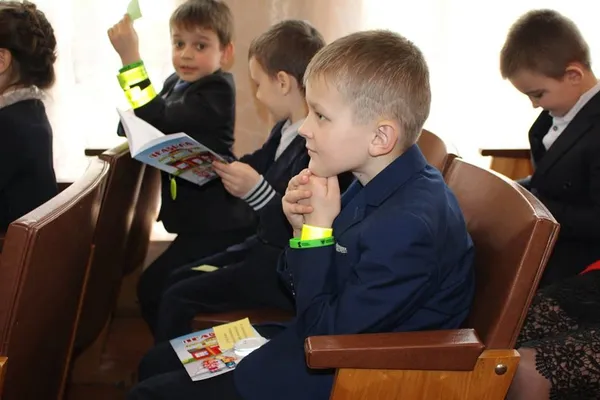 Волинських школярів «озброїли» світловідбивними жилетками (фото)