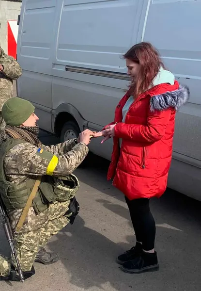 Військовий волинської бригади освідчився коханій посеред війни (фото, відео)