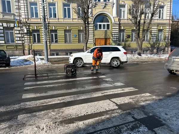 Аварійний ремонт: у Луцьку по всьому місту «латають» ями на дорогах (фото)