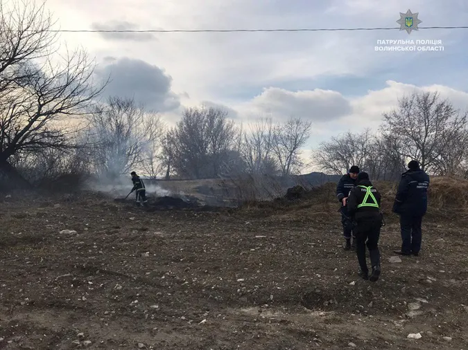 На Волині горить поле (фото, оновлено)