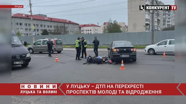 У Луцьку на перехресті скутер протаранив легковик (фото, відео)