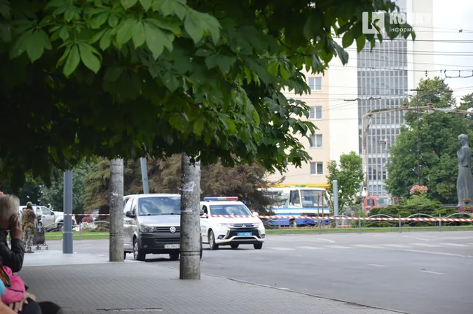 Захоплення заручників у центрі Луцька: що відбувається на місці (ФОТО)
