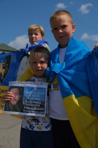 У Володимирі влаштували автопробіг та мирну акцію на підтримку полонених і зниклих безвісти (фото)