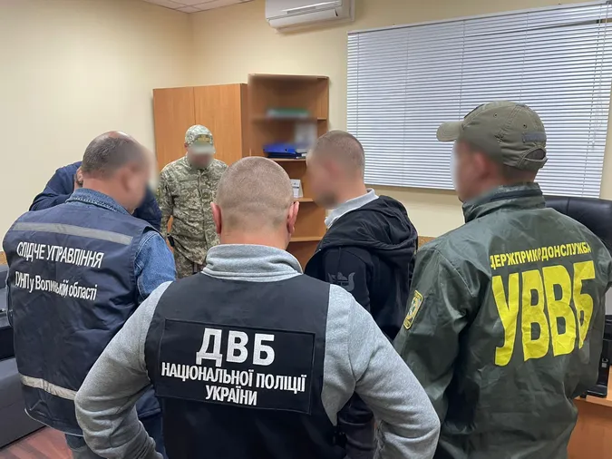 В «Устилузі» чоловік давав прикордоннику 500 доларів, щоб виїхати з України (фото, відео)