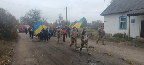 Життя обірвав ворожий дрон: на Волині  попрощалися з воїном Віталієм Левчиком (фото)