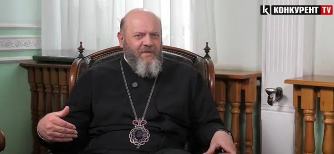 Бенгальські вогні, брелки, алкоголь: митрополит Михаїл про те, що дивного кладуть до великоднього кошика (відео)
