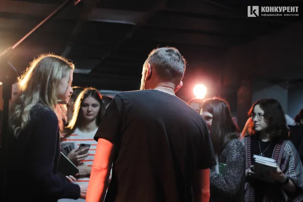«Я спитав, чи працюють у вас театри»: про що говорив Сергій Жадан у Луцьку (фото)