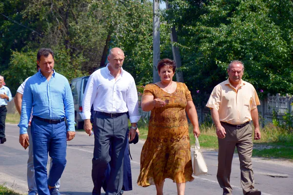 Ігор Палиця прибув  до села Ветли у компанії народного депутата України Тараса Батенка та Ветлівської сільської голови - Любові Павлік