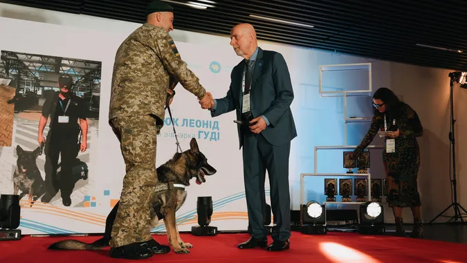 Чотирилапий прикордонник з Волині отримав відзнаку за знайдені наркотики (фото)