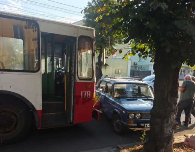 «Жигулі» підрізали тролейбус: у Луцьку – затор на Ковельській (фото)