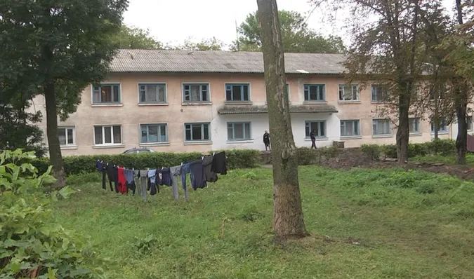 Пустував 5 років: на Волині для переселенців розконсервували старий гуртожиток (відео)