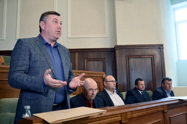 Алкоголь, неповага та ворожнеча під час сесії Волиньради (фото)